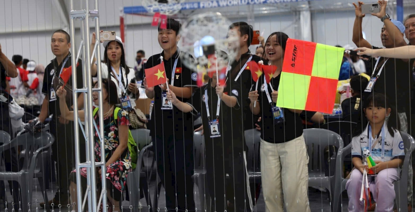 Vận động viên đội tuyển DroneSoccer Việt Nam cổ vũ cho trận đấu của đội bạn
