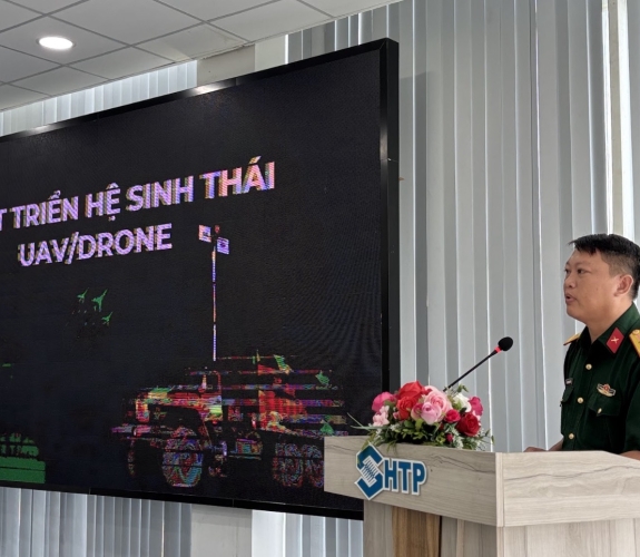 HỌC SINH 'CHƠI MÀ HỌC' VỚI DRONESOCCER.