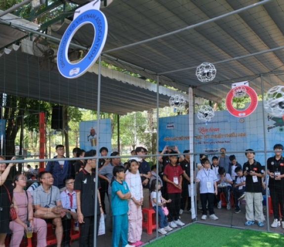 Học Drone An Toàn Cho Học Sinh: Giải Pháp Tiên Tiến Từ Drone Soccer Việt Nam