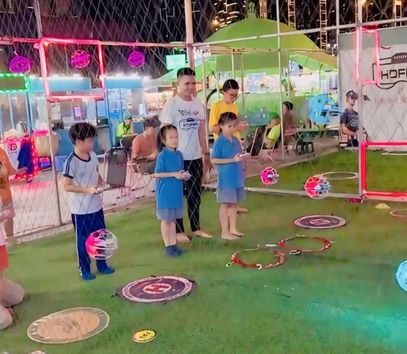 Lợi ích của việc trẻ em học lái máy bay không người lái cùng cha mẹ